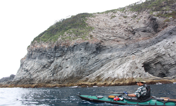 伊豆半島の海岸線を進むシーカヤックツーリング