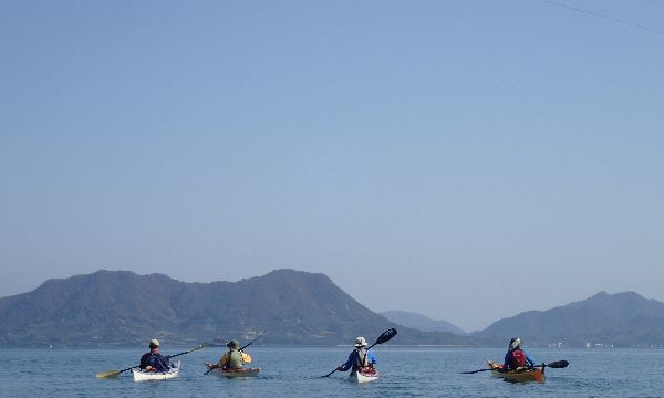 カヤックにキャンプ道具を積み込み次の島へ