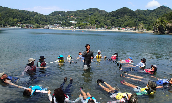 ライフジャケットで海に浮かぶ方法から説明いたします