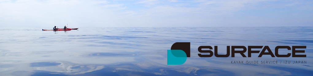 鏡のような海を進むSURFACEのシーカヤック